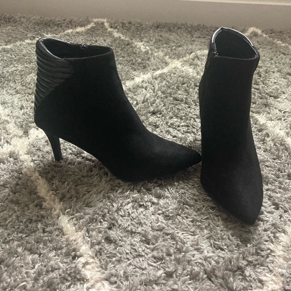 Black boots with heel. - Picture 3 of 6